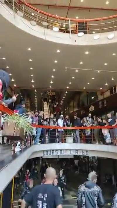 Briga entre punks e carecas em SP, na galeria do Rock