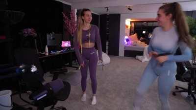 Upvote if you wanna be inside those wide spread legs...🤤, or do you wanna take her from behind 🍑