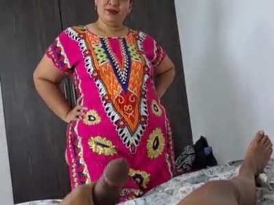 Hijo convence a su mamá de darle sexo oral, pero se arrepiente cuando ve que la está grabando