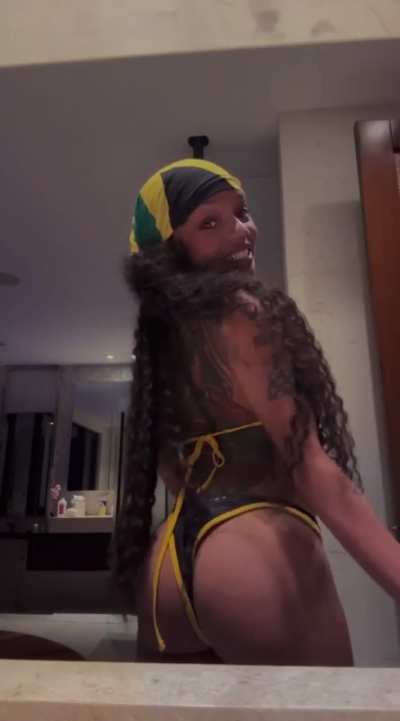 Glo showing cheeks in Jamaica vacay 🇯🇲🍑