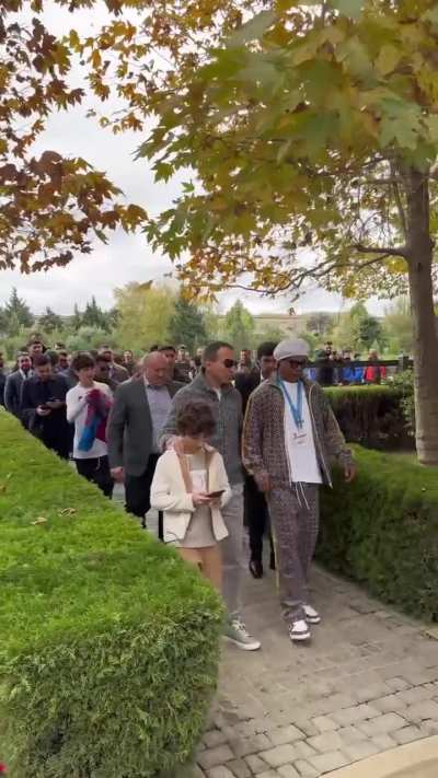 Ele chegou, o único capaz de acabar com o aquecimento global