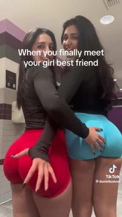 Phat ass squeeze (@daniellealon1)