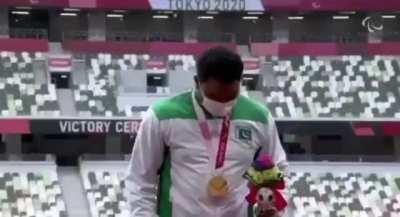 Haider Ali receiving his Gold Medal in the Victory Ceremony at the Tokyo Paralympics