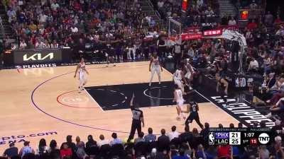 [Highlight] Plumlee saves it from going out of bounds and throws an insane no-look pass to Gordon for the 3