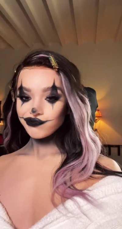Hailee getting ready for Halloween | TikTok October 2022