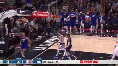 [Highlight] The Folgers Soldier Amir Coffey presses and takes it hard to the cup, slamming it down with authority!