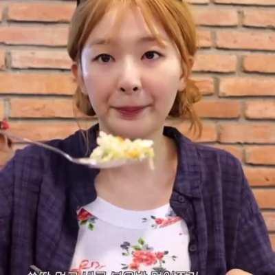 Seulgi eating 