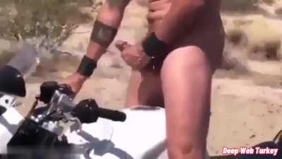 Motosiklet sürerken 31 çeken adam