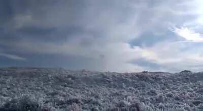 Torres de alta tensión de la línea Futaleufú - Puerto Madryn, Chubut, colapsando por el peso del hielo, fuertes vientos y oscilaciones mecánicas. Según las últimas noticias cayeron 55 torres.