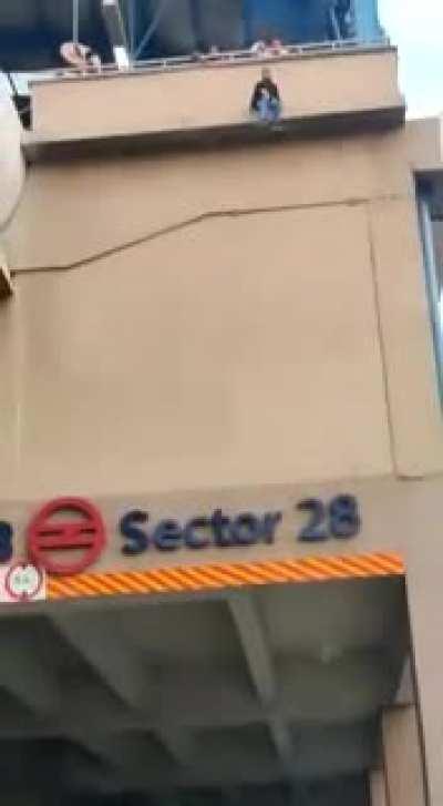 Girl attempting Suicide, Sector 28 Faridabad. Props to the Policeman for Swift Reaction