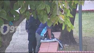 Pandilla de nenes maleantes blandía un arma de juguete en una plaza y terminó detenida