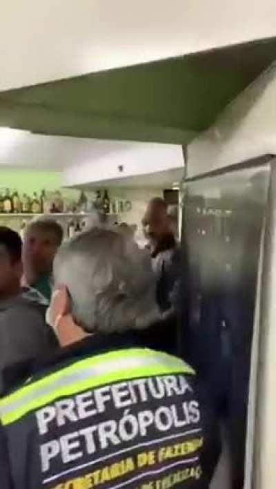 Os caras disfarçaram o bar como um Pet Shop pra funcionar durante a pandemia
