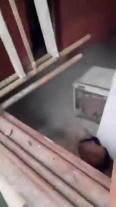 Delincuente entró a robar en una casa de Presidente Perón y se le cayó un ropero encima, terminó desmayado