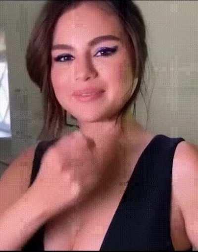 Selena Gomez giving you some instructions