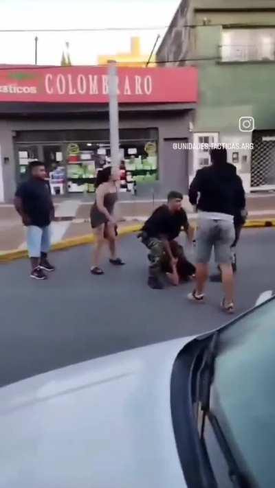 Le sustrae el arma reglamentaria a un policía