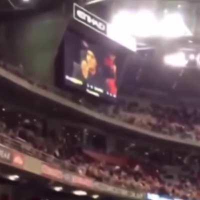 Cameraman got no chill!