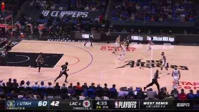 [Highlight] Jordan Clarkson hits the contested 3 to give him 21 points in the quarter