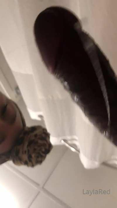 Head in Washroom sitting on the commode🚽 More of her collection in comments 👌🏾👇🏾