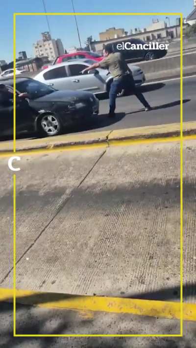 En Liniers, un policía de la Federal apuntó con un arma a otro auto en plena General Paz: luego fue reducido por agentes de la fuerza porteña.