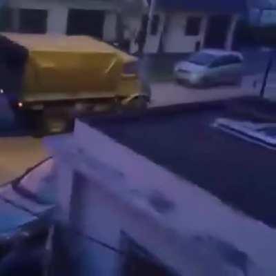 Vehículos militares entrando a Quilmes para reforzar la cuarentena estricta en Villa Azul