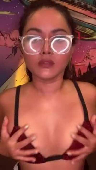 Showing off to strangers turns me on soooo much!