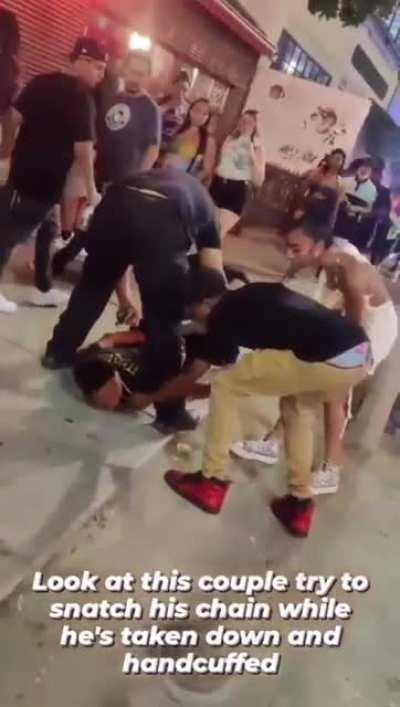 Couple tries to snatch chain off a detained man