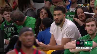 [Highlight] Jayson Tatum enjoys some popcorn