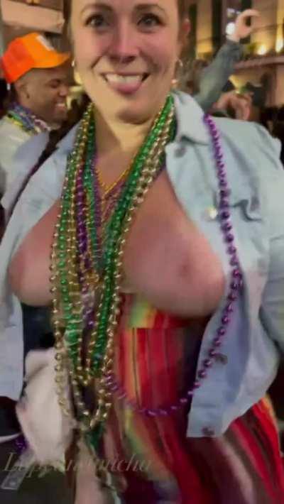 Mardis Gras I hope I didn’t disappoint Day 1 in the French Quarter [GIF]