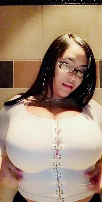 Beautiful tiddy drop