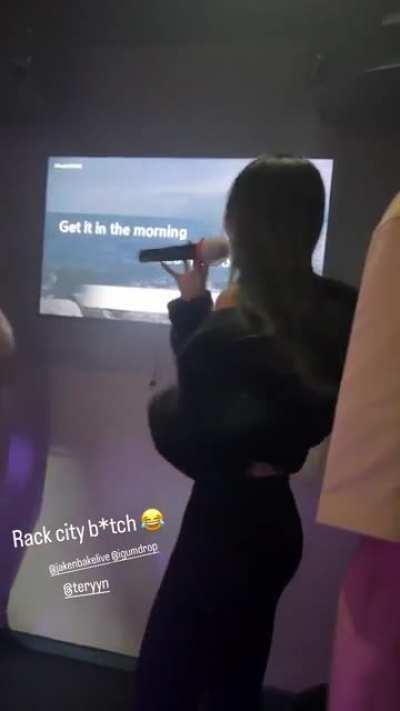 Jaime looking good in those pants