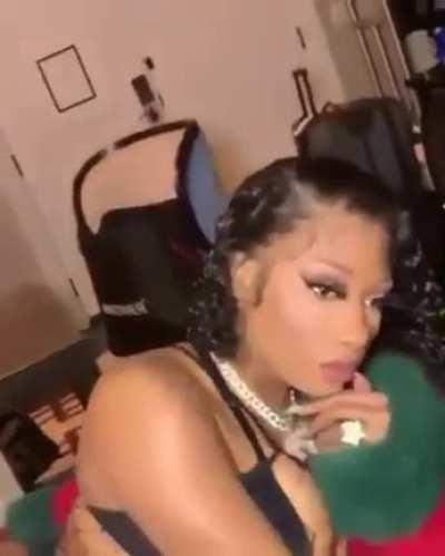 4 mins or Megan shaking her ass 💯