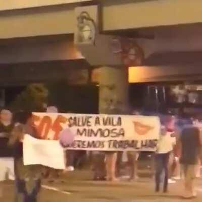 Trabalhadores e trabalhadoras da Vila Mimosa, tradicional zona de prostituição do Rio, fazem protesto para pedir que área não seja fechada durante a pandemia