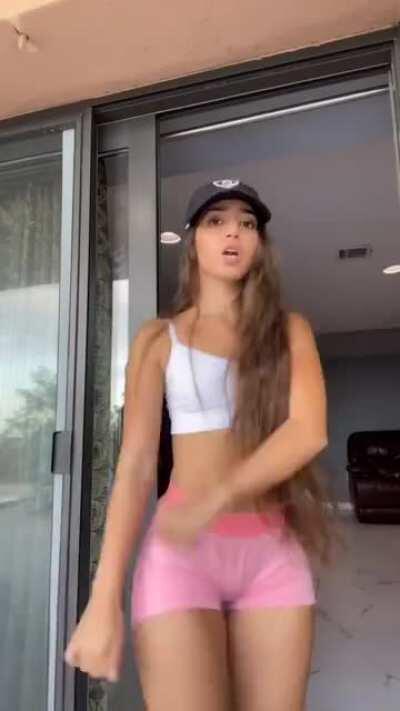 TikTok: emma_nyc // Age: 20 // 🎂🎂🍴