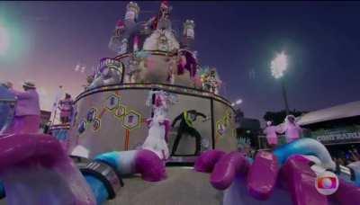 Presidente toma vacina e vira jacaré no meio do sambódromo. Rosas de Ouro.