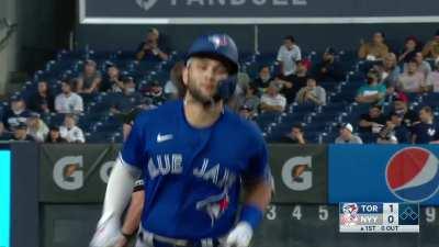 [Highlight] [Highlight] Bo Bichette ends his Yankees series hitless streak with a 9-pitch homer to leadoff Game 4