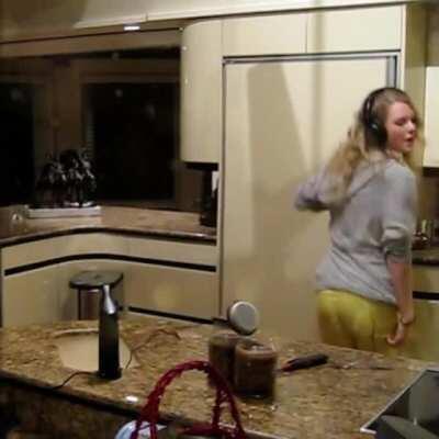 Braless Taylor bouncing around