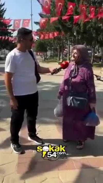 Teyze noktayı koymuş.

“Bu kadar Suriyeli bakacağına inek bakaydı şimdiye eti bedava yiyorduk.”