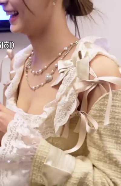 Tzuyu's boobs and thighs