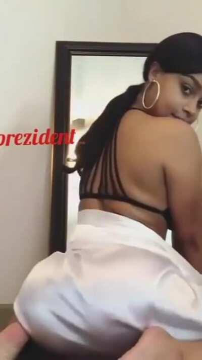 Ebony girl twerks