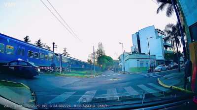 Servicio del tren se vio interrumpido luego de que un patrullero fuera embestido por la formación