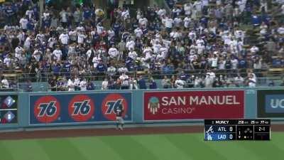 [Highlight] Muncy unleashes his 30th hellacious dong of the year.