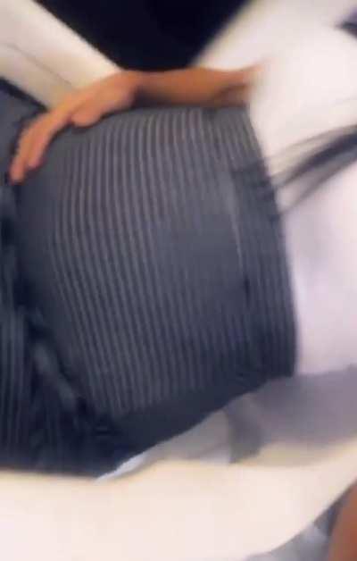 La pendeja pensaba que la verga era de juguete jajaja la dejaron bien llena de leche