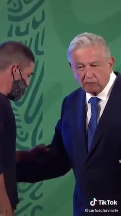 Cantándole para que le deposite su beca