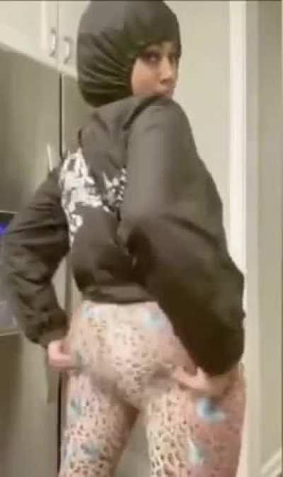 Watch the whole vid her ass fat 🤤