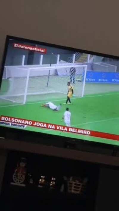 Caiu na vila, o Mito fuzila