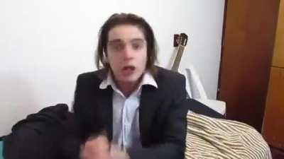 *Alguém xinga o Murilol no twitter* @defensordomuca imediatamente: