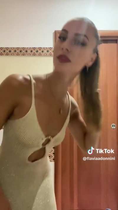 Compilation Flavia Donnini con i vestitini che ci mostra il suo culone🤤🙏🏻