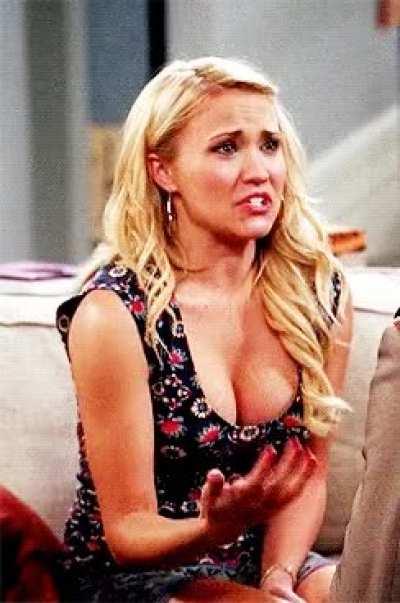 Struggling to take my eyes off of her! Anyone else? ⬆️⬆️🔥