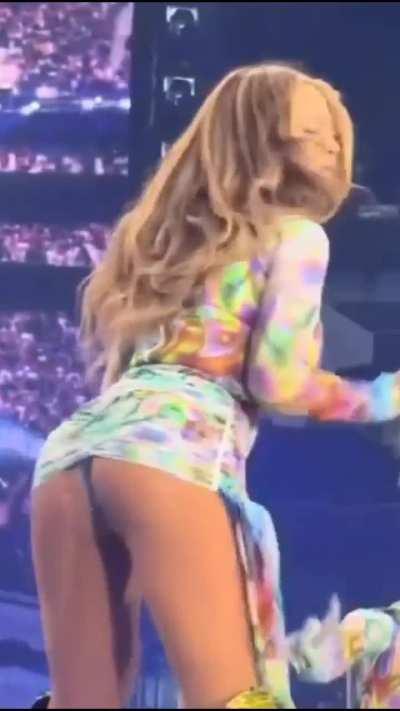 Beyonce Twerking on stage