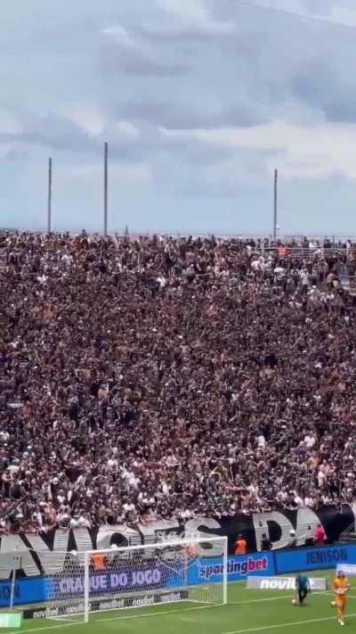 Torcida do Corinthians protesta na Neo Química Arena após derrota por 3 a 1 para o Novorizontino.

